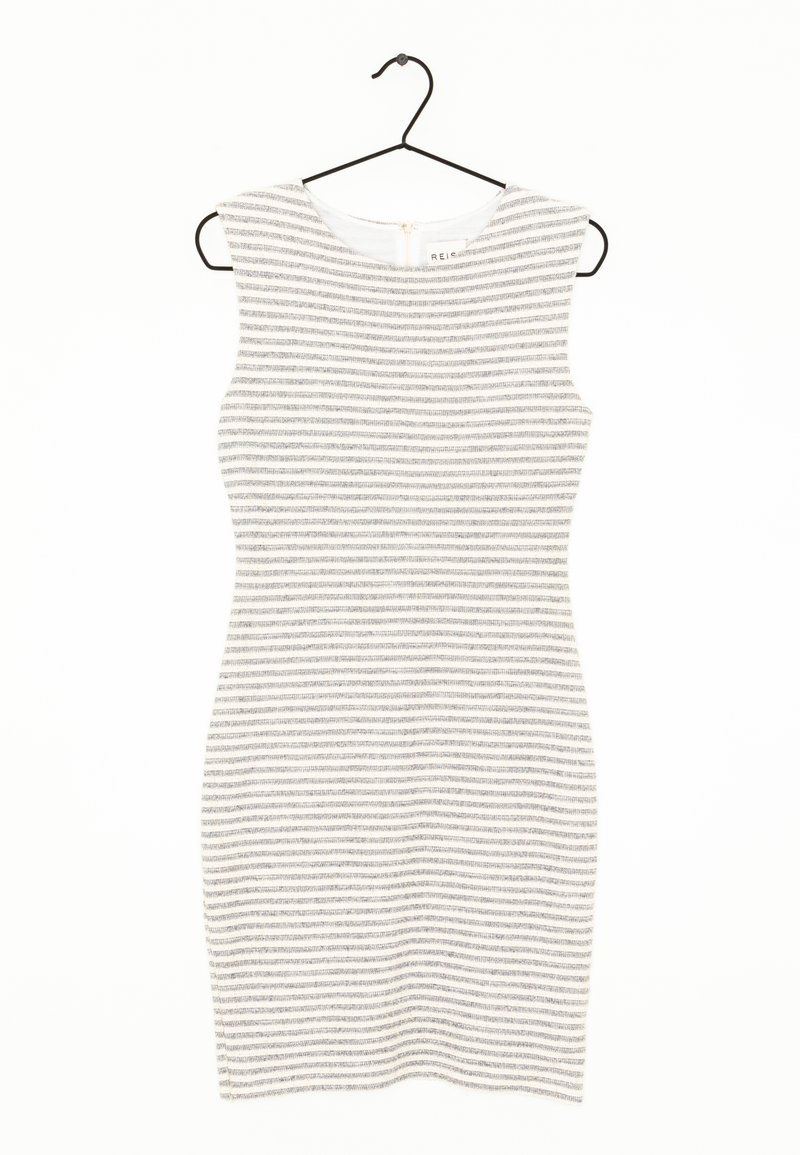 Robe sans manches, cintrée, avec des rayures horizontales grises et blanches sur un cintre noir sur fond blanc.