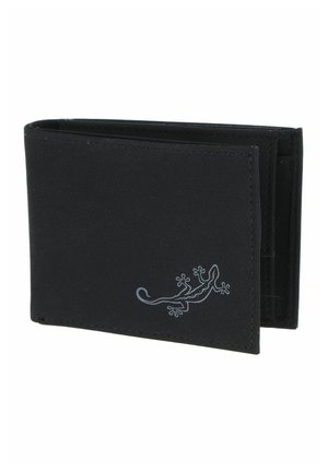 Portefeuille portefeuille noir avec un petit logo lézard argenté en bas à droite sur le devant, légèrement ouvert sur fond blanc.