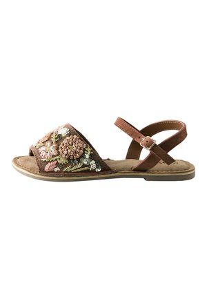 Brun flad sandal med ankelsnor og spænde, med broderede blomster- og palietdekorationer på frontremmen.