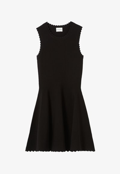 Robe sans manches noire avec une jupe évasée, fabriquée à partir d'un tissu texturé. Présente des bords ondulés au niveau de l'encolure et des emmanchures pour plus de détails.