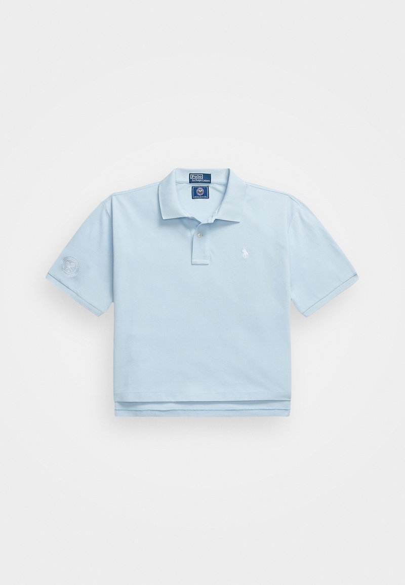 Polo shirt azzurro chiaro realizzato in cotone. Presenta un colletto, una patta con due bottoni e un piccolo logo sul petto. Maniche corte con una toppa su una di esse.