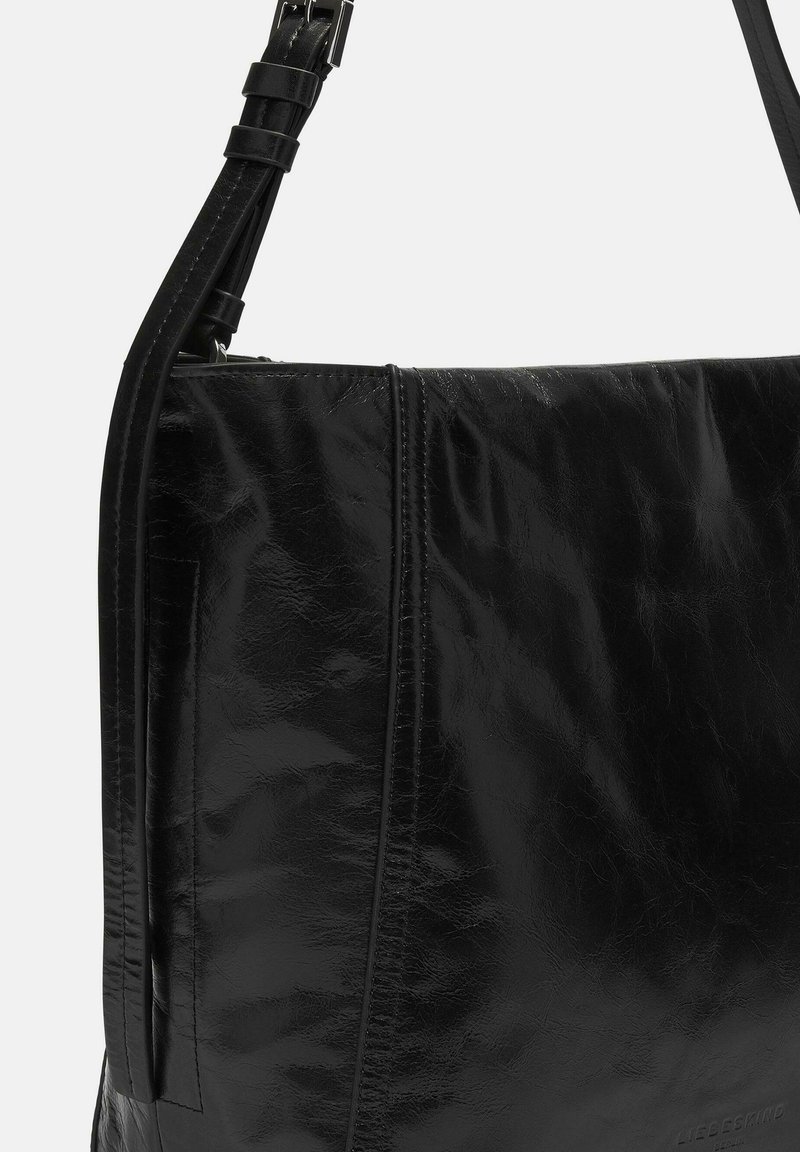 Schwarze Schultertasche aus Leder mit glänzender Oberfläche, strukturiertem Format, verstellbarem Riemen und dezenten Steppnähten.