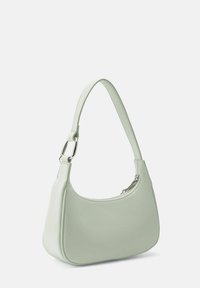 Borsa a spalla in pelle verde chiaro con una forma curva, chiusura a zip e una tracolla ampia. Presenta dettagli in metallo argentato e una superficie liscia.