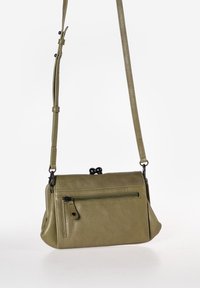 Borsa a spalla in pelle verde oliva con tasca frontale con zip, base arrotondata e tracolla regolabile. Presenta una chiusura a scatto.