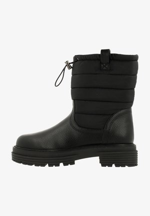 Schwarze wasserdichte Winterstiefel mit einem strukturierten Lederschaft, einem gesteppten synthetischen Obermaterial, einer Zuglasche und einer Gummisohle mit einem robusten Profil.