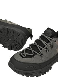 Šedé turistické boty s černými akcenty. Textilní svršek má vzor diamantů; gumová podrážka má drsný vzorek pro lepší přilnavost. Nastavitelné tkaničky.