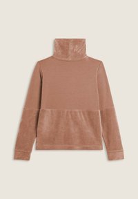Pullover morbido color rosa con colletto alto, caratterizzato da una parte superiore liscia e una sezione inferiore testurizzata. Maniche lunghe e vestibilità rilassata.