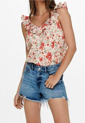 Bloemenprint mouwloze blouse met ruches, gecombineerd met high-waisted versleten denim shorts met een gestikte riem.