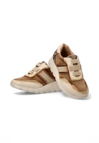 Zapatillas marrones y beige con un acabado texturizado de gamuza y cuero, que presentan correas elásticas y una suela de goma blanca acolchada.