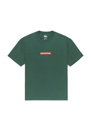 Mørkegrønn t-skjorte laget av bomull, med en rød og hvit "Quiksilver" logo sentrert på brystet, korte ermer, og en klassisk rund hals.