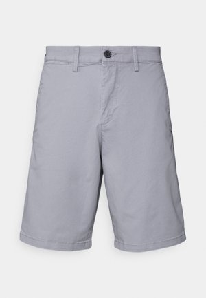 Shorts pour hommes gris clair longueur genou avec fermeture par boutons, passants pour ceinture et poches latérales sur un fond uni.