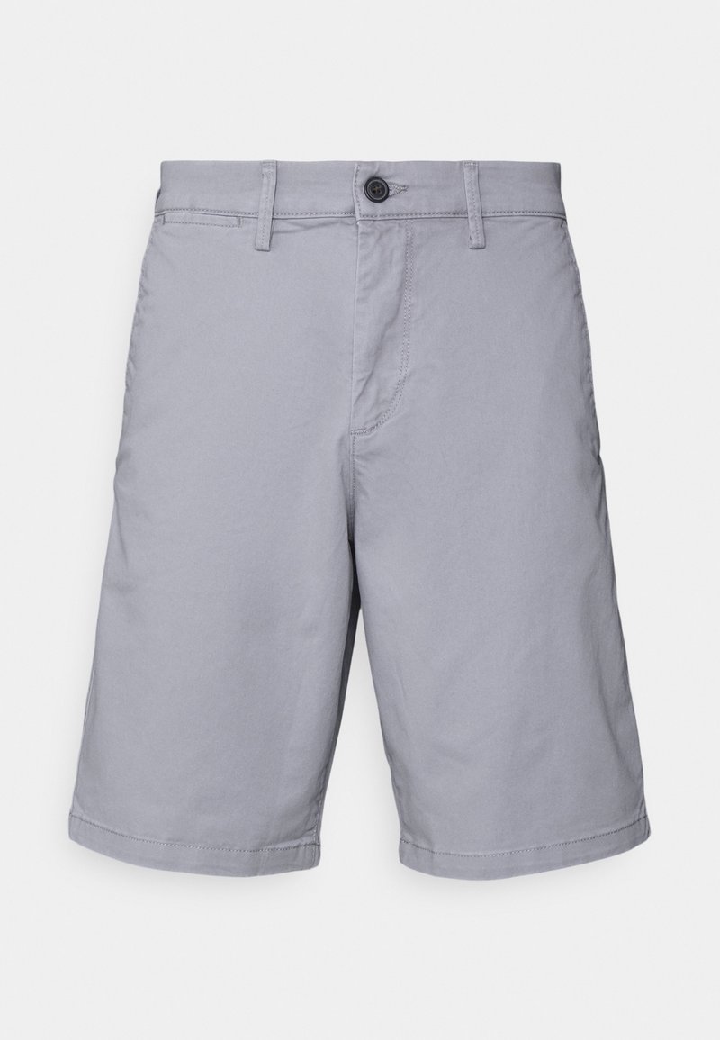 Shorts pour hommes gris clair longueur genou avec fermeture par boutons, passants pour ceinture et poches latérales sur un fond uni.