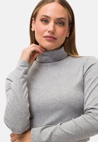 Grauer Rollkragenpullover mit langen Ärmeln, dehnbaren Stoff, glatte Textur, taillierte Passform und hohem Kragen. Keine Muster oder Akzente sichtbar.