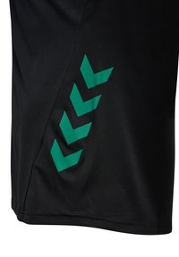 Czarne szorty sportowe z oddychającego materiału, z zielonym wzorem w kształcie szewrona po boku. Gładka faktura i swobodny fason.