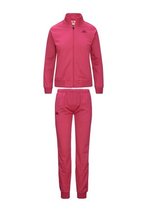 Tuta rosa con giacca con zip e colletto alto e pantaloni abbinati con vita elasticizzata. Il materiale ha una consistenza liscia e presenta dettagli del logo.