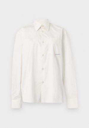 Witte blouse met lange mouwen, knoopsluiting, puntkraag en borstzak, plat uitgespreid op een effen achtergrond.