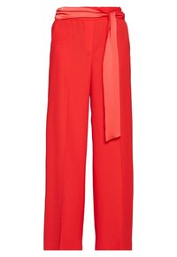 Červené kalhoty s širokým nohavicemi vyrobené z hladkého materiálu, se stejného materiálu páskem uvázaným v pase. Obsahují přední kapsy a plochý přední díl.