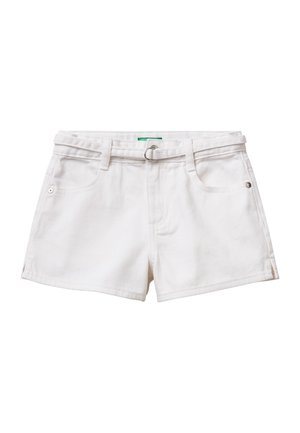Pantalones cortos de denim blanco con una cintura ceñida por un cinturón, cuatro bolsillos y un acabado texturizado. Cuenta con un cierre frontal de botón y acentos de hardware plateado.