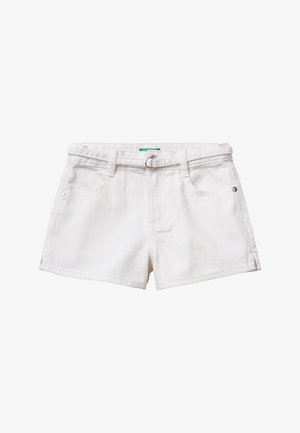 Pantalones cortos de denim blanco con una cintura ceñida por un cinturón, cuatro bolsillos y un acabado texturizado. Cuenta con un cierre frontal de botón y acentos de hardware plateado.
