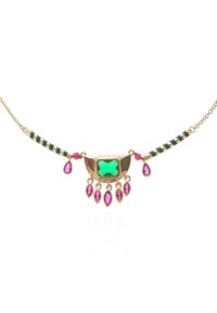 Collier en or avec une pierre verte centrale, des accents en forme de goutte d'eau rose et une chaîne rayée verte et or. Design texturé et multicolore.