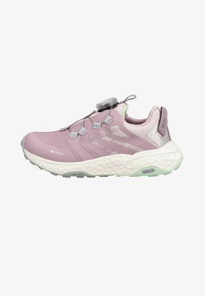 Světlofialová sportovní bota s bílou podrážkou, síťovaným svrškem, nastavitelným šněrovacím systémem na otočný knoflík a štítkem Gore-Tex voděodolnost na boku.