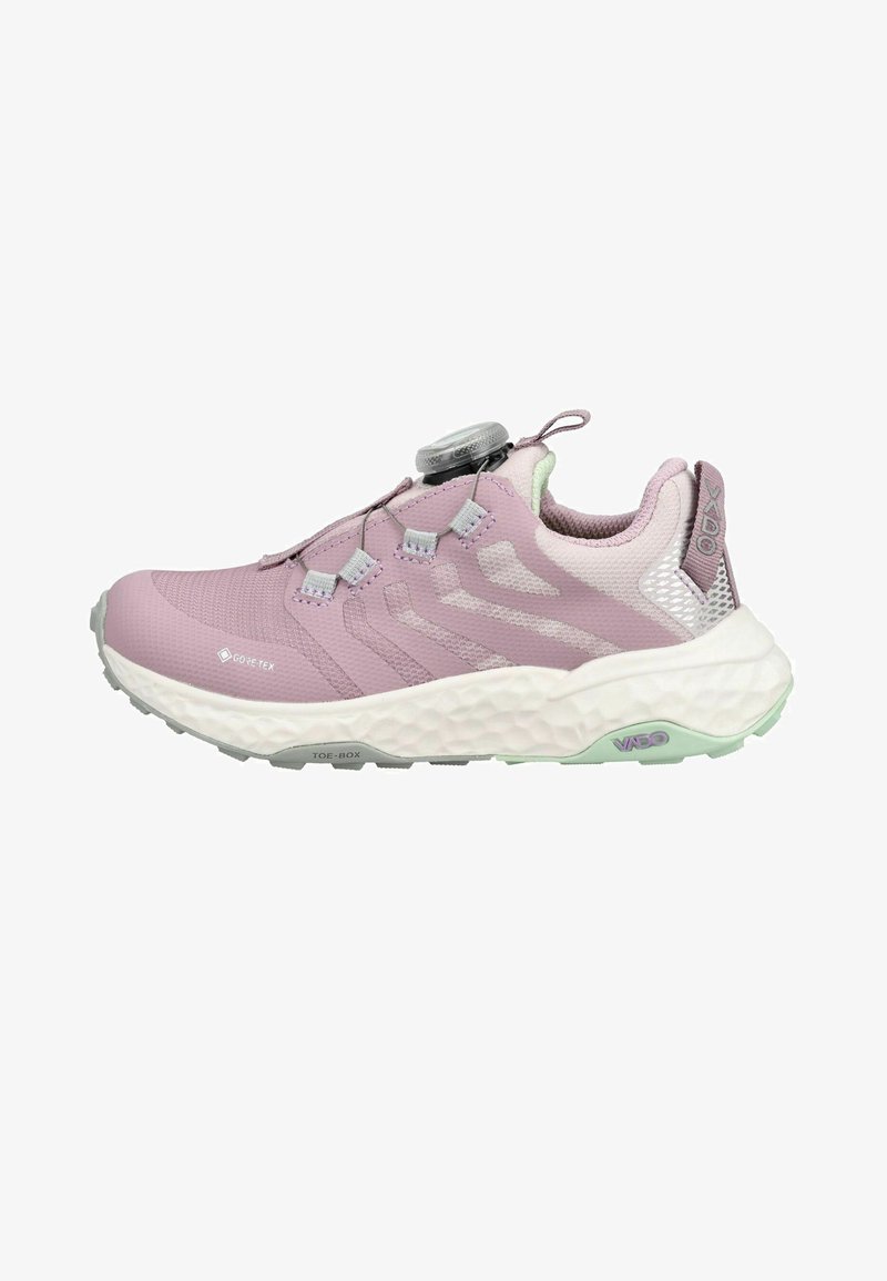 Zapato deportivo de color púrpura claro con suela blanca, parte superior de malla, sistema de cordones ajustable con dial y etiqueta impermeable Gore-Tex en el lateral.