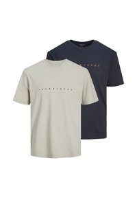 Zwei T-Shirts von Jack & Jones; eines in hellbeige und eines in dunkelblau, mit kurzen Ärmeln, Rundhalsausschnitten und einem bedruckten Logo in der Mitte.