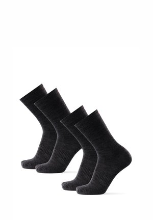 Svarta bomullssockor med ribbad struktur, medelhöjd till vaden, med en liten röd logotypdetalj högst upp, presenterade i ett set om fyra.