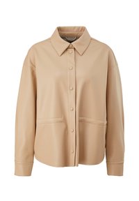 Veste en faux cuir beige clair avec un devant à boutons, un col pointu, deux poches avant et des épaules structurées. Texture douce et coupe décontractée.