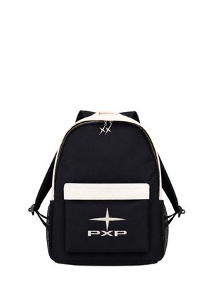 Mochila en blanco y negro con bolsillo delantero que muestra un logo de estrella y texto PXP, dos tiradores de cremallera con forma de estrella y bolsillos laterales de malla.