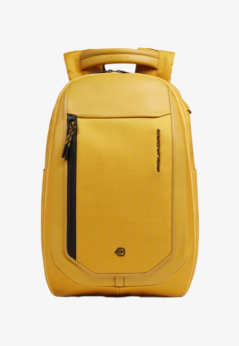 Sac à dos rectangulaire jaune avec poche zippée à l'avant et poignée supérieure, présentant un tissu texturé et un logo "Piquadro" noir.
