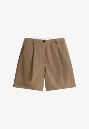 Brune shorts laget av glatt stoff, med flat front, to sidelommer og en enkelt knappelukking. Leggene i midjen gir form.