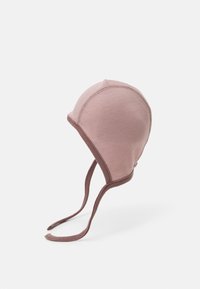 Gorro de bebé de algodón en suave color malva con solapas para las orejas y lazos. Textura suave, diseño ajustado y ribete marrón en contraste a lo largo de los bordes.