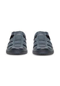 Pánske sandále s otvorenou špičkou z tmavomodrej kože s viacerými výrezmi, textúrovanými panelmi a čiernymi gumovými podrážkami na lepšiu trakciu.