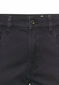 Donkerdenim jeans met een gladde textuur, voorzien van een knoopsluiting, vier zakken en stevige stiksels. De stof lijkt duurzaam en heeft een gemiddeld gewicht.