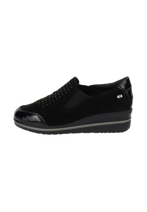 Scarpe black slip-on realizzate in una combinazione di camoscio e vernice lucida, decorate con borchie decorative in tono argento e con suola a zeppa.