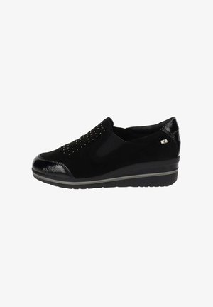 Des chaussures noires à enfiler, alliant du daim et du cuir verni brillant, ornées de clous décoratifs en métal argenté et dotées d'un semelle compensée.