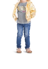 Gul metallisk bomberjacka, randig svart och vit t-shirt, blå jeans och ljusa sandaler. Enkel och avslappnad outfit för barn.