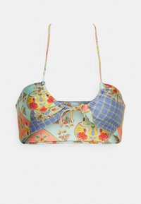 Top de bikini estampado em azul claro, apresentando padrões florais e geométricos em vermelho, amarelo e roxo. Design com franzido e alças ajustáveis.