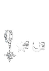 Silberne Ohrringe mit einem Hoop mit klaren Steinen, einem hängenden Sternanhänger und zwei Steckerdesigns – einem Stern und einem Halbmond.