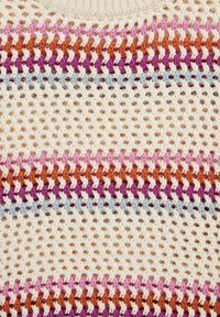 Stickad textil med växelvisa horisontella ränder i kräm, rosa, orange, lila och blått, med en öppen, luftig väv och mjuk textur.
