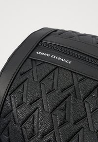 Armani Exchange LIAM HOLDALL UNISEX - Kelioninis krepšys - black beauty