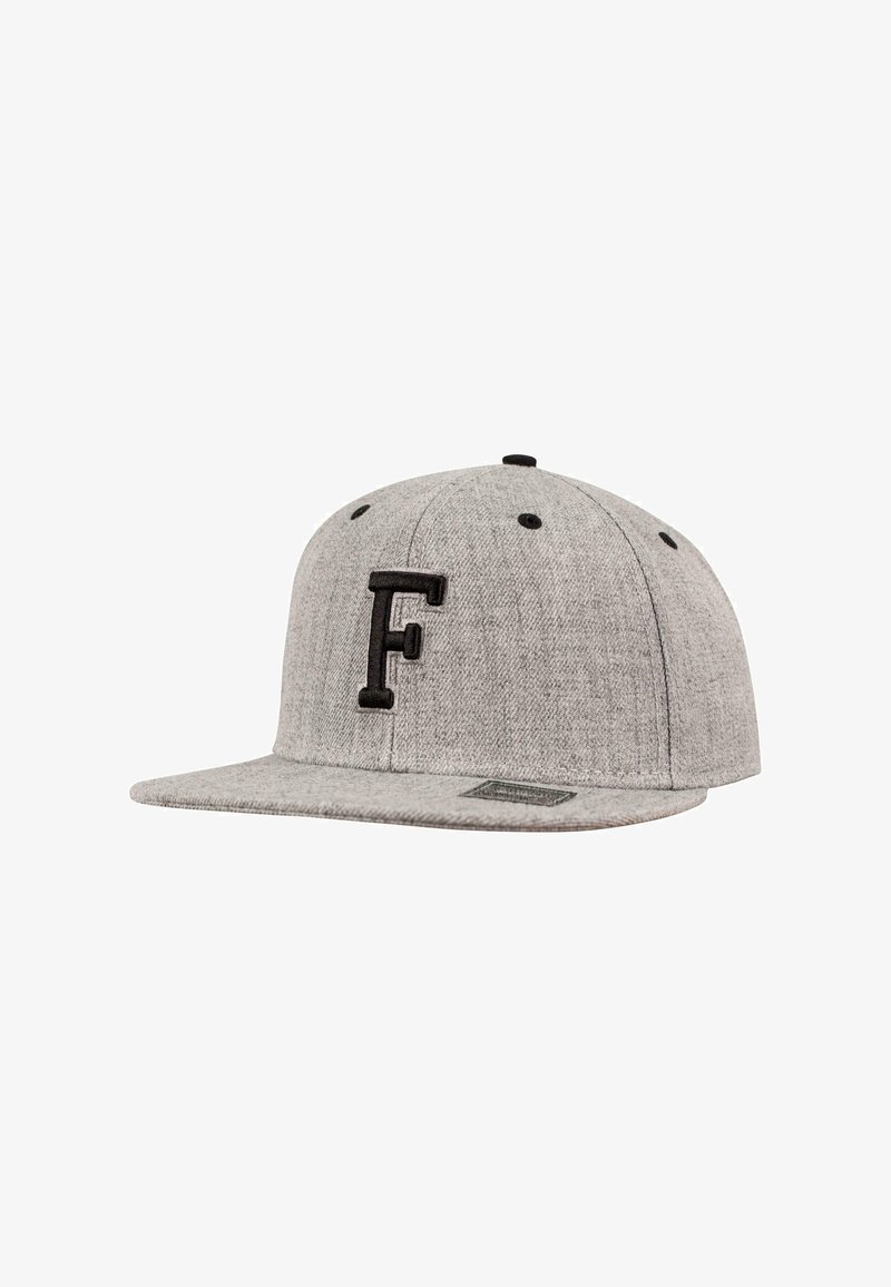 Grå snapback-cap laget av teksturert stoff, med en svart brodert "F"-logo, flat brem og svarte øyehull for ventilasjon.