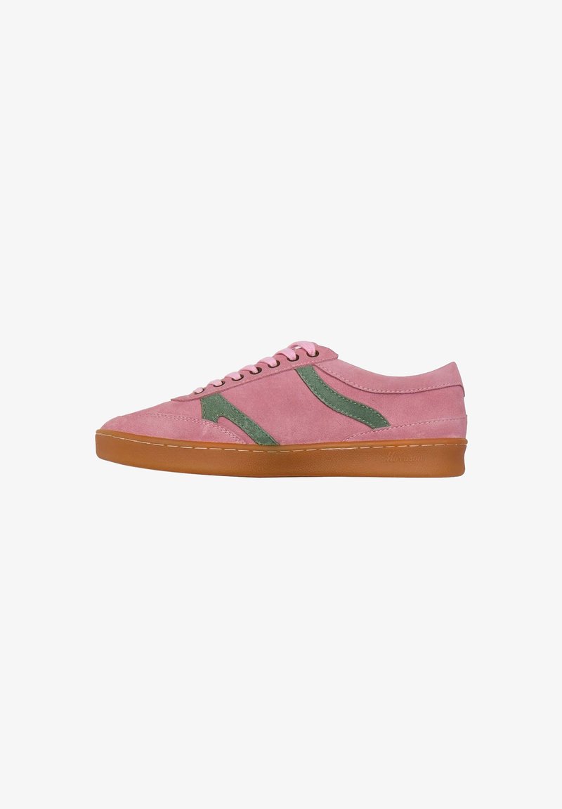 Basket en daim rose avec bande latérale verte, semelle en caoutchouc marron et lacets roses, présentée de profil sur fond blanc.