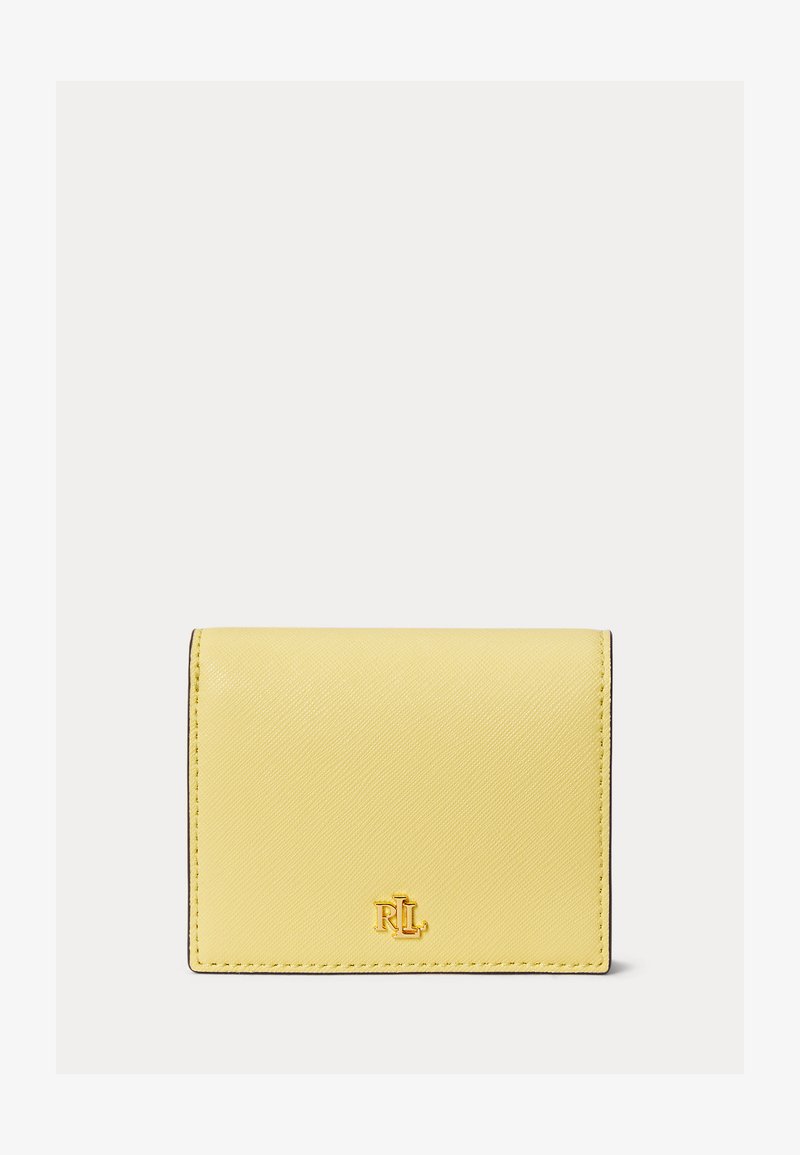 Κίτρινο δερμάτινο πορτοφόλι με χρυσό λογότυπο RL στο κέντρο του κάτω μέρους, ορθογώνιο σχήμα και υφή τελειώματος σε λευκό φόντο.