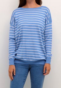 Pull bleu clair à rayures blanches horizontales. Matière tricotée douce, encolure large, poignets et ourlet côtelés. Coupe décontractée.