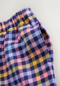 Bomuldsshorts med et flerfarvet ternet mønster med marineblå, pink, gul og lys blå firkanter; elastisk talje synlig.