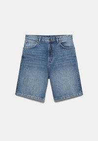 Blå denim knælange shorts med frontknap, lynlås, bæltestropper og fem-lomme design på ensfarvet baggrund.
