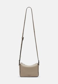 Borsa a tracolla in pelle beige con una texture liscia, forma curvata, cinturino regolabile e dettagli in metallo argentato. Presenta il logo sulla parte frontale.