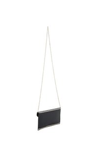 Sort læder clutch taske med en kæderem, der har en geometrisk mønstret kant øverst og en glat tekstur.